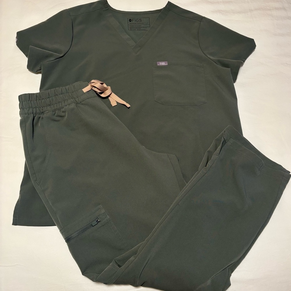 Figs Women’s Scrub Set.
